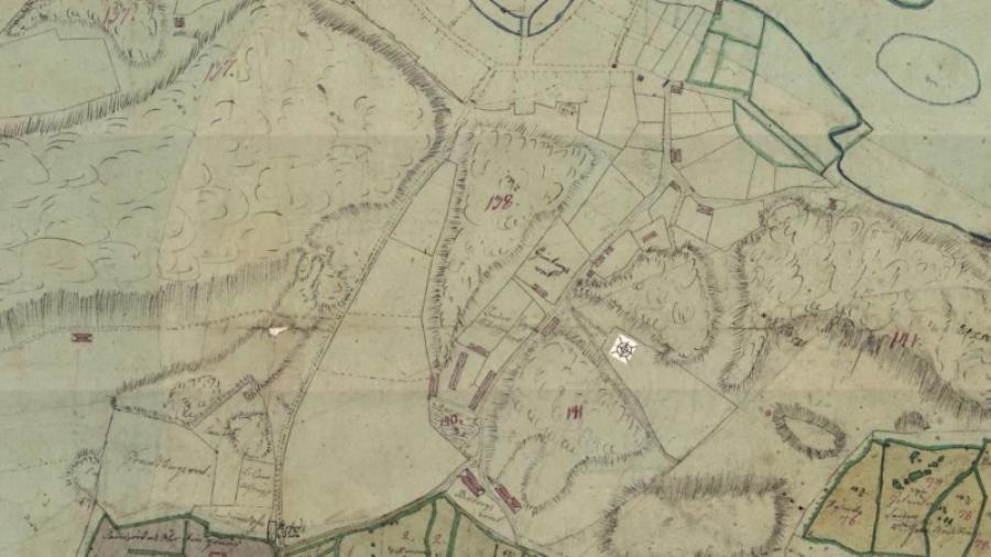 På kartan från 1813 ser man tydligt så tomt det var efter vägen.